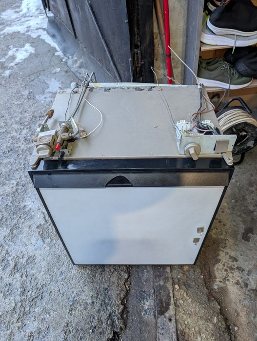 Frigider  pe 12 Volti gaz și 220