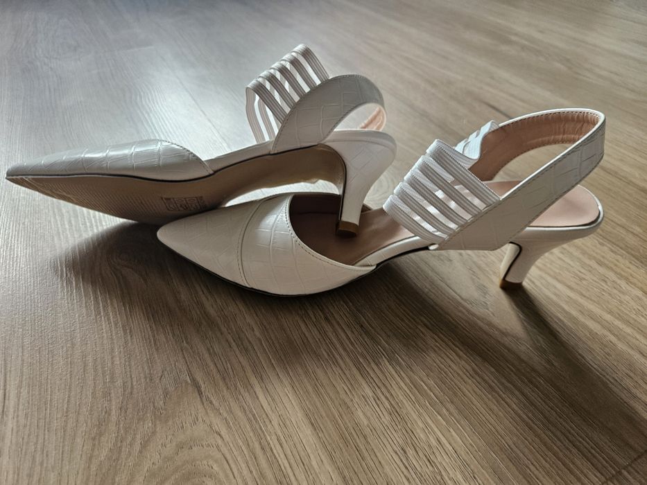 Бели летни обувки