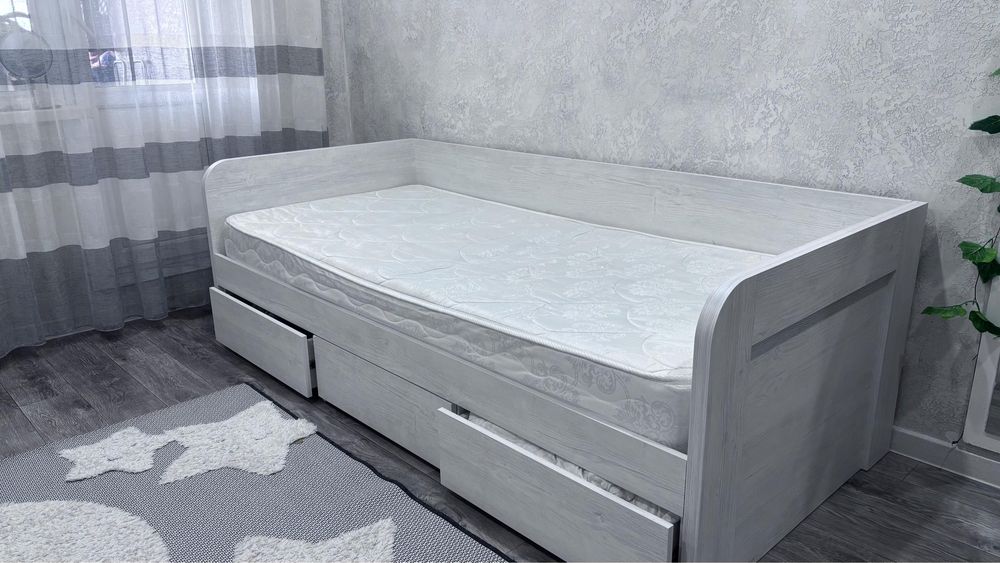 Продам кровать с матрасом + птсьменный стол