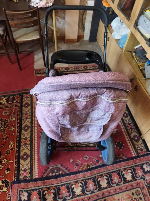 Продаётся коляска состояние смотрите по фото.