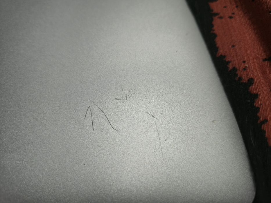 MacBook Air с небольшими дефектами