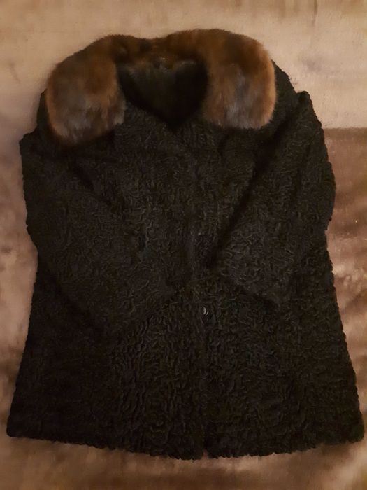 Haina neagră de blană astrahan cu gulerul de nurca + pălărie asortata