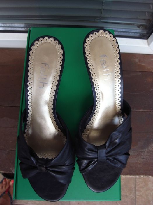 Продавам елегантни дамска чехли на ток, черни, марка Faith номер 36/3