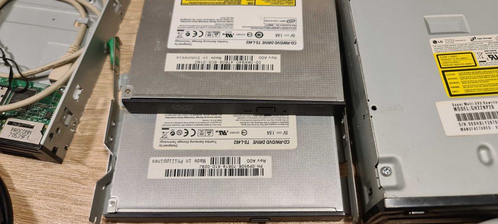 dvd, SD card reader, logitech мишка, displayport