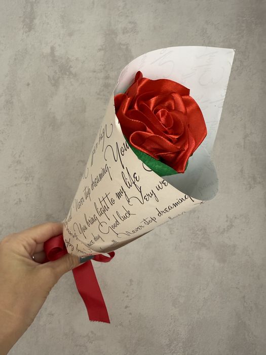 Розы из атласных лент