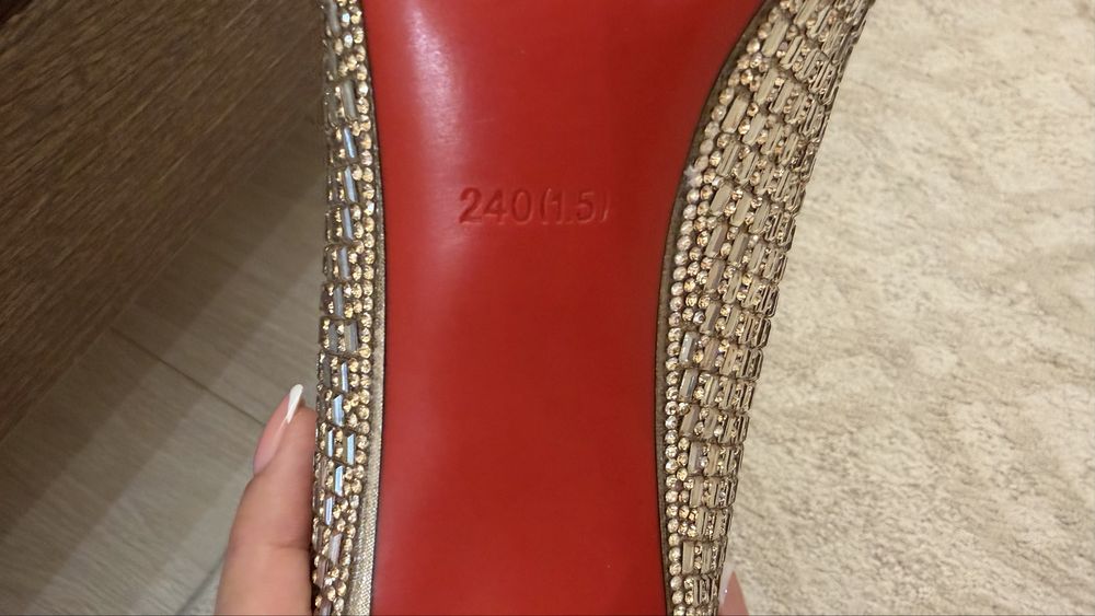 Туфли на каблуке золотые