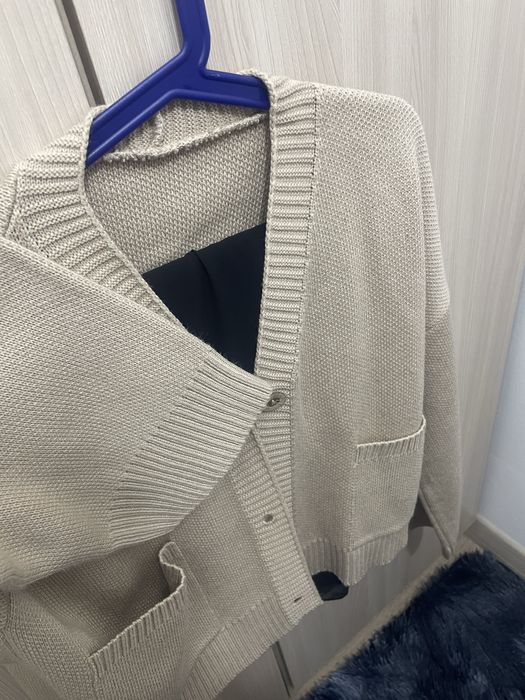 Личные вещи, сумка, джемпер, юбка.