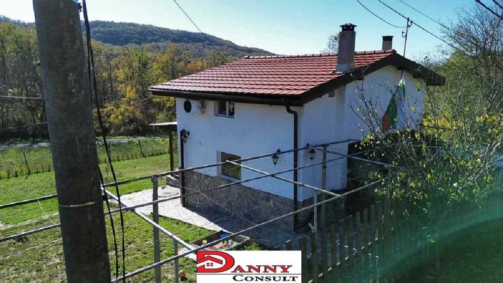 Двуетажна къща с двор в с. Малки чифлик, общ. В.Търново