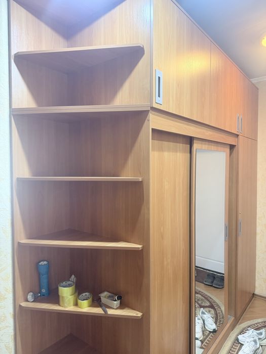 Продается шкаф для прихожей, обувница в подарок