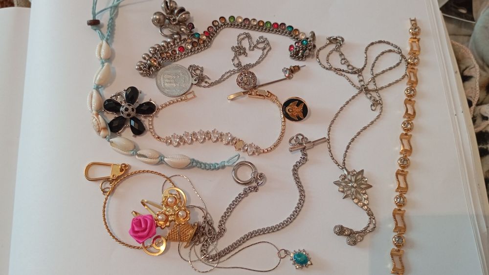 Продам винтажные броши и украшения.