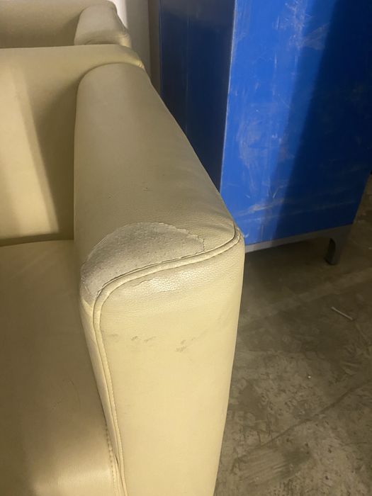 Кожанные кресла..