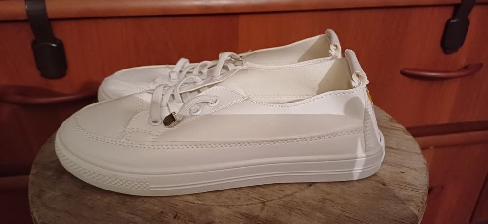 Белые новые  кеды