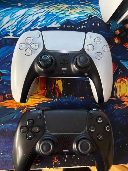 Плейстешън 5 с два джойстика и шест з игри