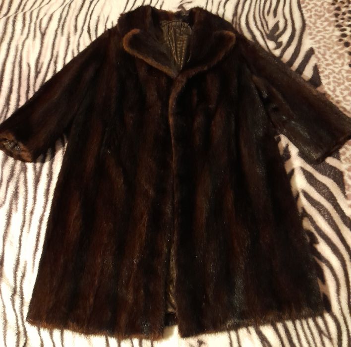 Haină de blana nutrie + căciulă de blana nutrie.