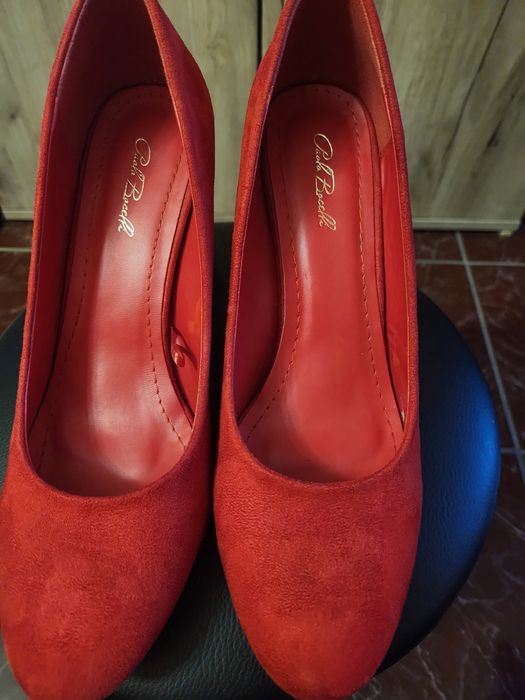 Продавам червени обувки от естествен велур