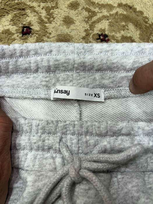 серые штаны на весну sinsay