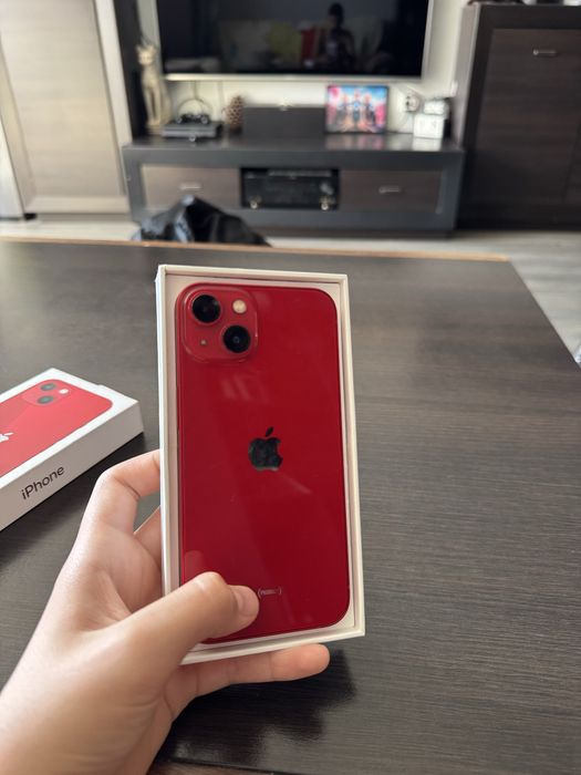 Iphone 13 червен