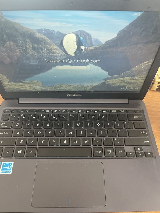 Laptop Asus fara alimentator