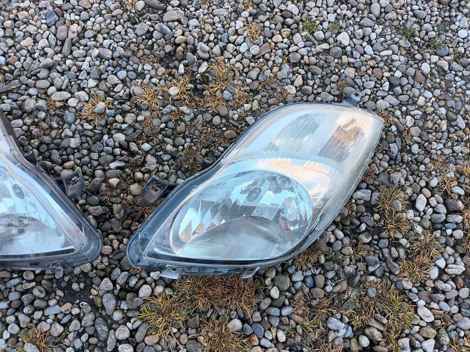ляв и десен фар за тойота ярис 2 фейслифт фарове TOYOTA YARIS II FACELIFT цена за бройка