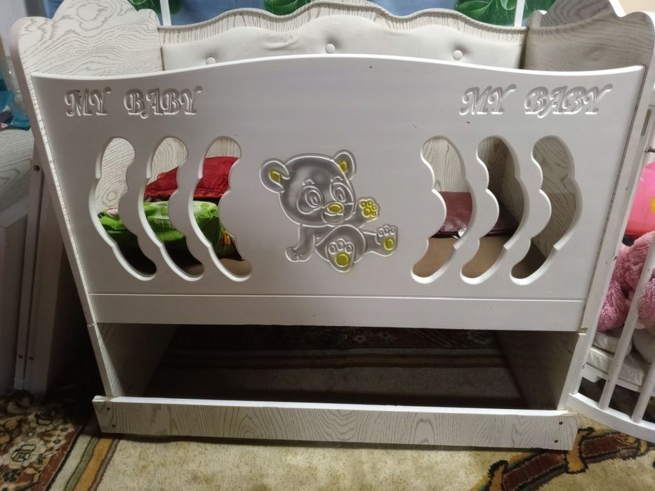 Детский кровать билан шкафини и тумбочкасини сотаман