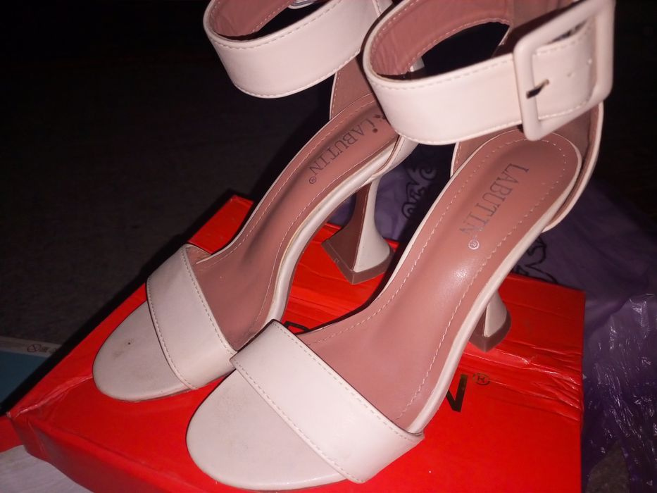 Аяқ уиймлер сатылады тапочка 38 разм қалған лары 35 раз таза жагдаи да