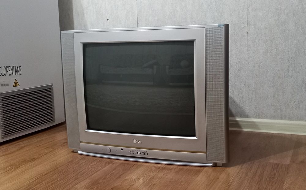 продам отличный телефизор LG