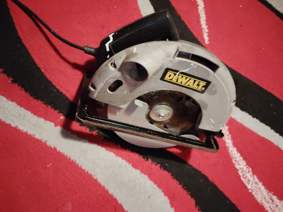 Vând sau schimb circular de mana Dewalt