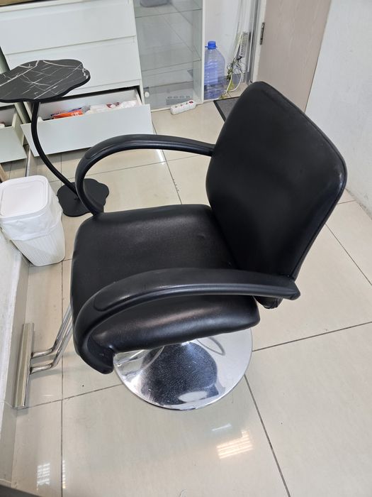 Продам парикмахерское кресло