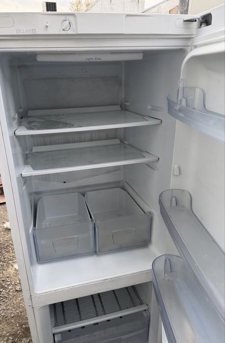 Хладилник Indesit с долен фризер – 150 см / 60 см