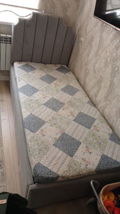 Диван почти новый.