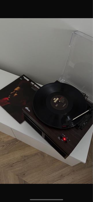 Виниловый проигрыватель с альбомом