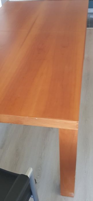 Масивна кухненска маса