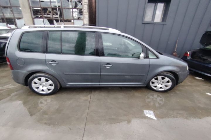 Oglinda stanga Volkswagen VW Touran 2005