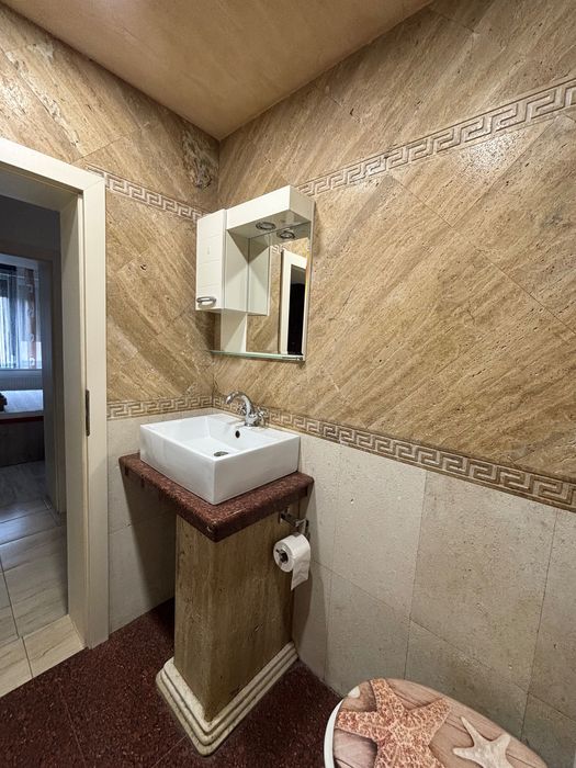 Самостоятелна къща с двор и гараж в Кюстендил