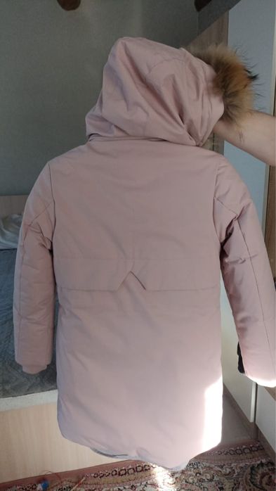Продам зимнюю куртку на девочку 8-9 лет
