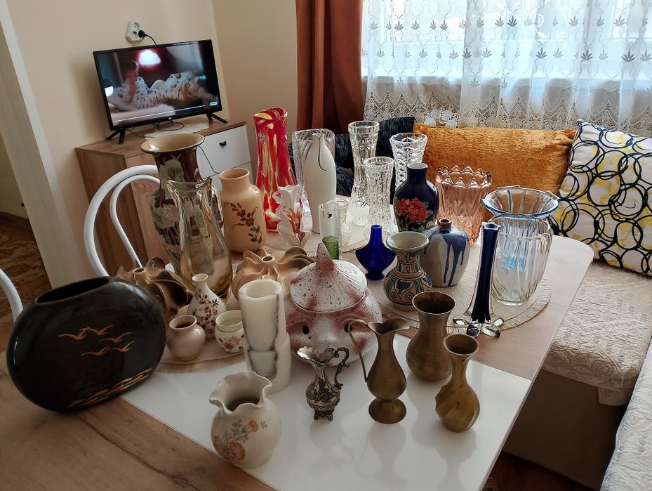 Различни видове стари-ретро вази,чаши