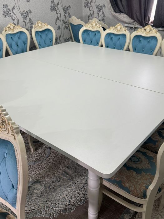 Стол и стулья для зала.