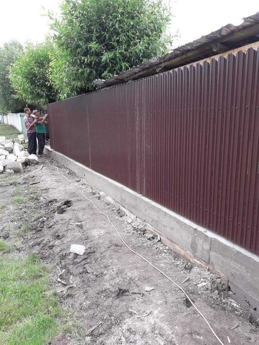 Construim garduri si porti din panou stil jaluzele, sipca metalica, tabla cutata, plasa bordurata, BCA, fier forjat si alte modele