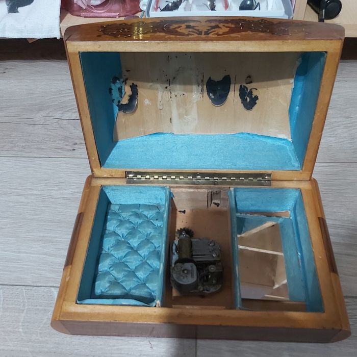 Cutie muzicală veche