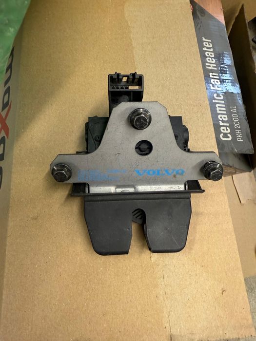 Incuietoare Portbagaj originala Volvo S40 V50 2004-2012