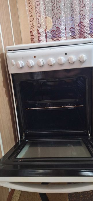Готварска печка Индезит на ток и газ.