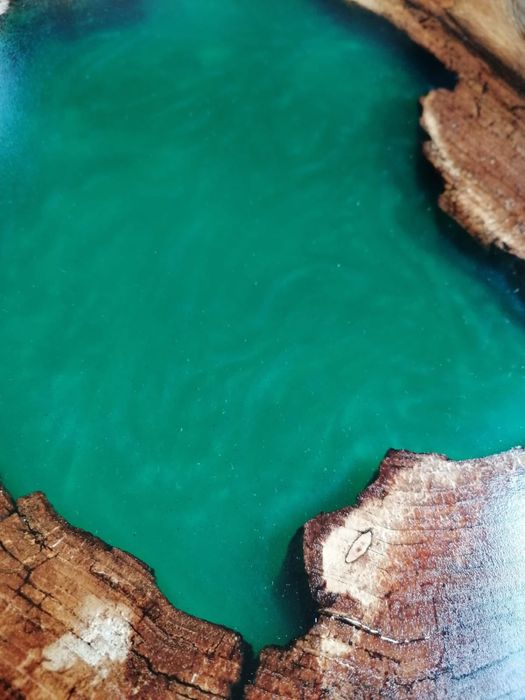 Masă de cafea din lemn de nuc cu inserție epoxy – piesă unicat