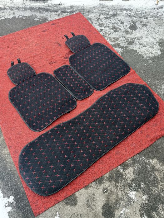 Комплект автомобильных чехлов.