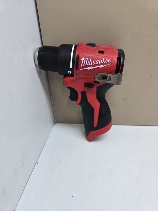 Нов безчетков винтоверт Milwaukee M12BLDDRC