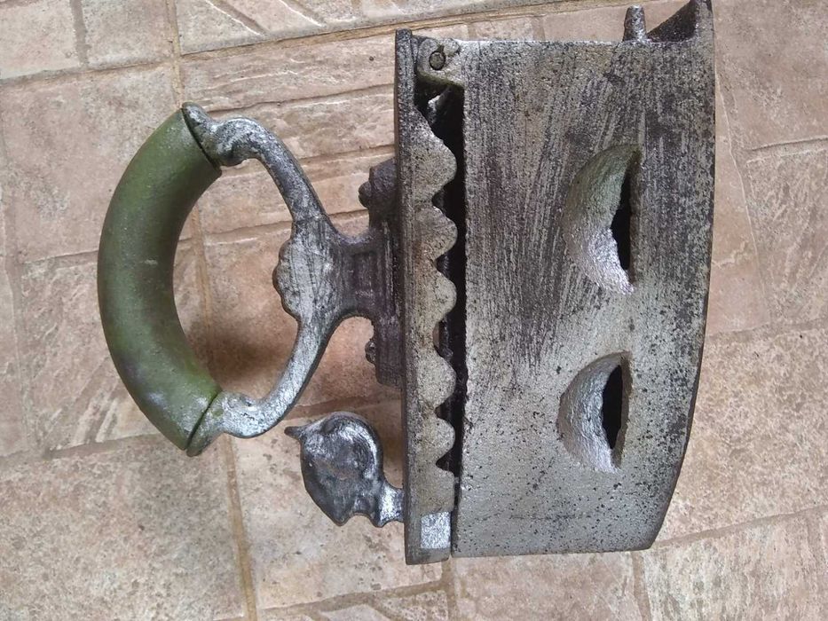 Стара ютия на въглища