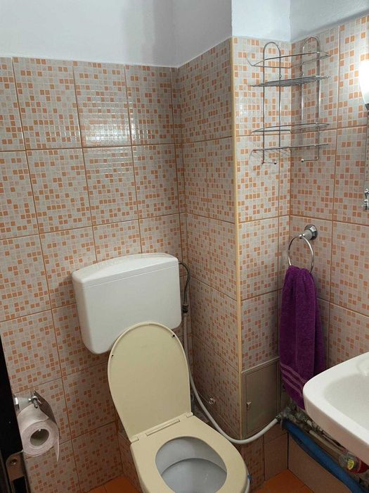 Inchiriez apartament 3 camere.