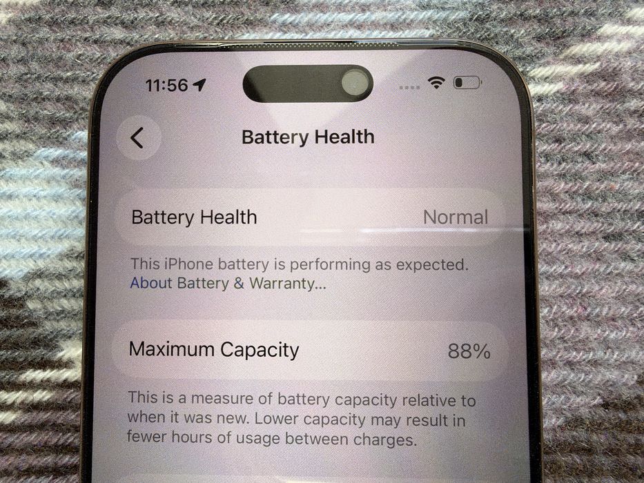 iPhone 16 Pro 256 GB Desert Titanium като нов + оригинални калъфи подарък