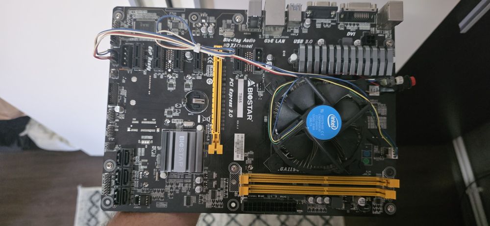 Placa de baza cu procesor