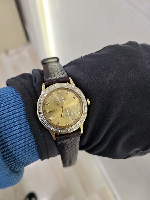 Продам золотые Ролексы с россыпью бриллиантов.