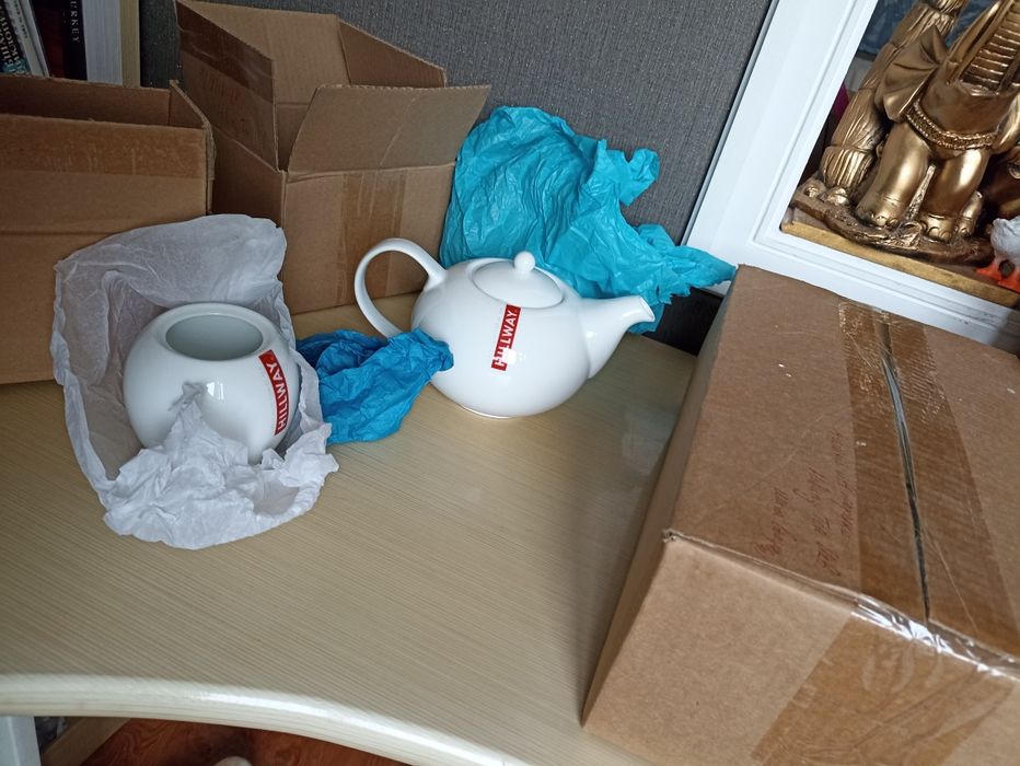 Набор из чайника 4 чашек и 4 блюдец и сахарницы